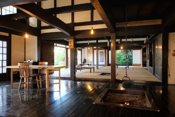 吹き抜けのある天高で広々とした囲炉裏のある空間