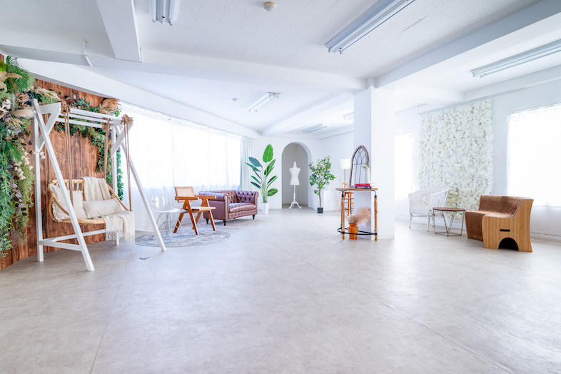 撮影スタジオDOLLY飯田橋2号店｜アパレル・雑貨などの商品撮影に！シンプルな空間で撮影できるアートギャラリー風の『撮影スタジオ』