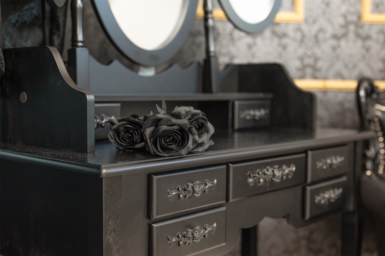 ティアリナ フォトスタジオ 北千住｜黒家具のドレッサーと小物類