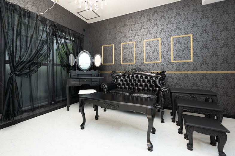 ティアリナ フォトスタジオ 北千住｜ロココ調ソファとクラシカルな黒背景で高級感あるポートレートが撮れる