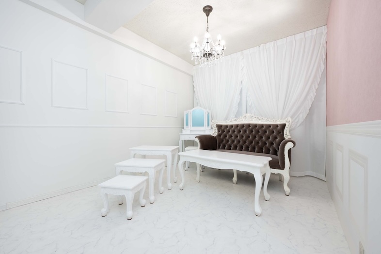 ティアリナ フォトスタジオ 北千住｜姫気分を高めるホワイトルーム