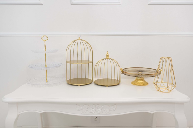 ティアリナ フォトスタジオ 北千住｜白家具×ゴールド小物セットで上品コーディネートが叶う