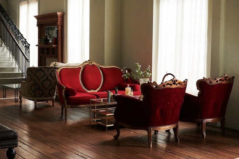 EASE 目黒 -GROUND LIBRARY-｜赤いラウンドチェアとテーブルがアクセントになり、上品なティータイムシーンも演出可能