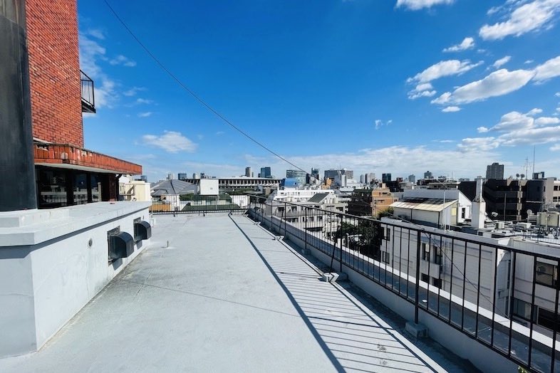 SENDAGAYA RoofTop｜屋上とレンガ壁を活かしたMV撮影にも