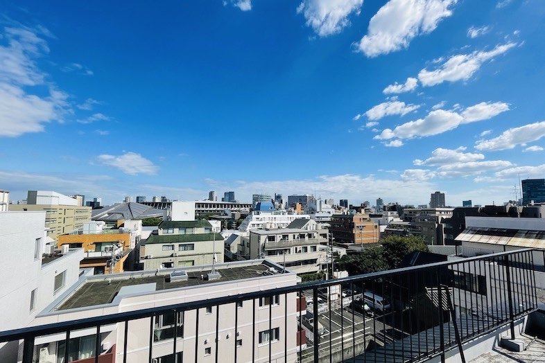 SENDAGAYA RoofTop｜広い空抜けと街並みを望む開放的な屋上