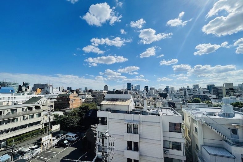 SENDAGAYA RoofTop｜都心の街並みを背景に爽やかなイメージ撮影