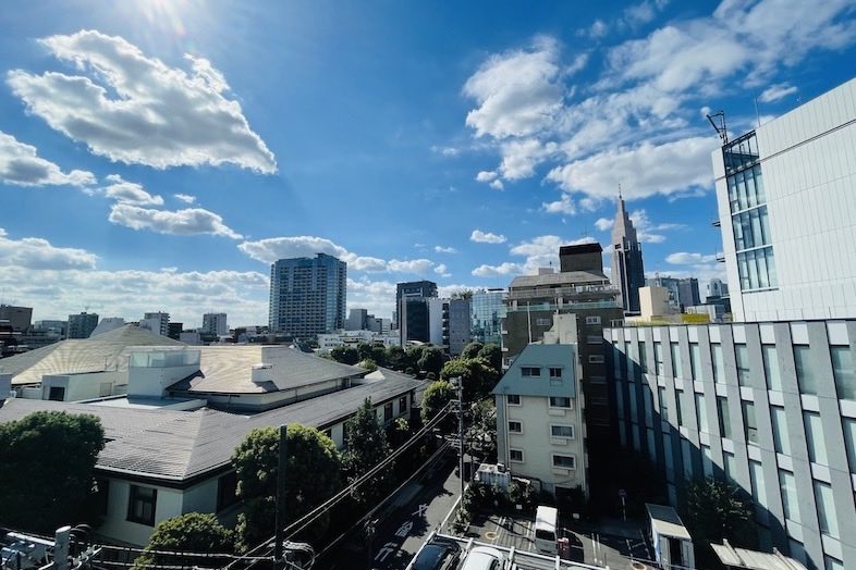 SENDAGAYA RoofTop｜新宿方面のビル群を背景に人物撮影にも