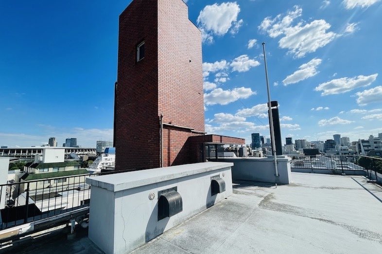 SENDAGAYA RoofTop｜レンガ壁と白い屋上を組み合わせた画づくり