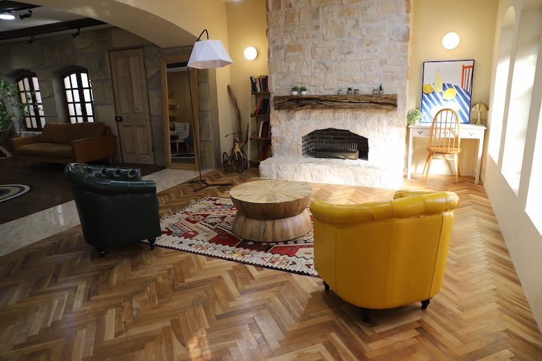 スタジオポルト｜【Bst】家具配置に余白があるため、ファッション撮影やモデル入りのスチールでも動きをつけやすい