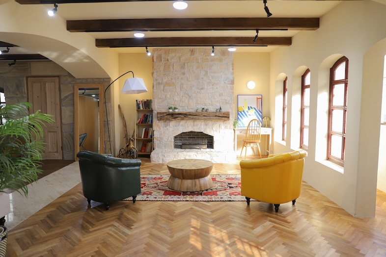 スタジオポルト｜【Bst】暖炉を中心にしたシンメトリーな構成は、雑誌撮影や広告用の引き画に最適