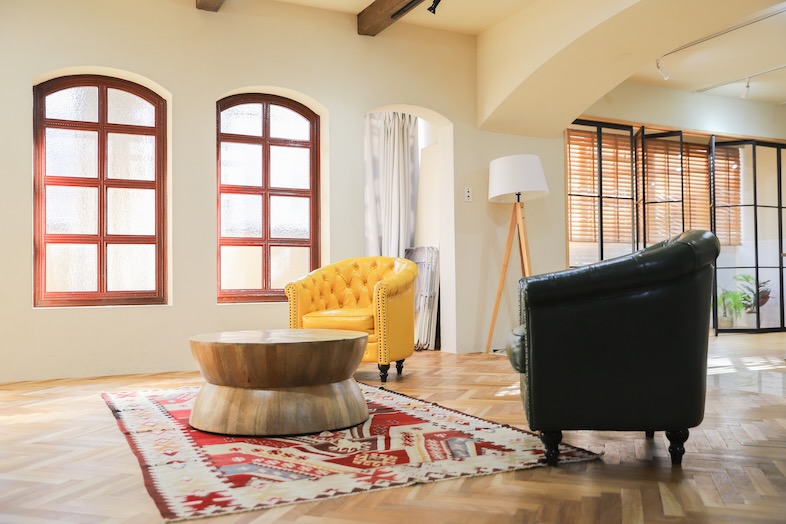 スタジオポルト｜【Bst】ラグと円形テーブルが画面のリズムを生み出します