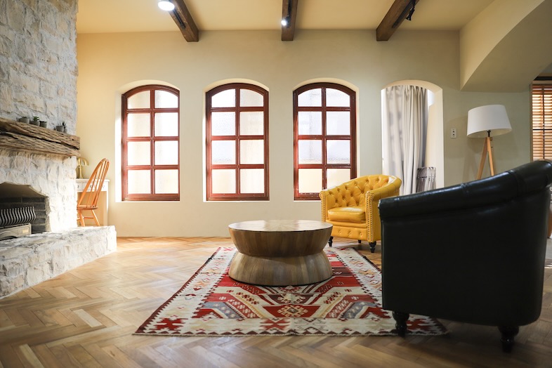 スタジオポルト｜【Bst】窓と暖炉を背景にした引きの構図