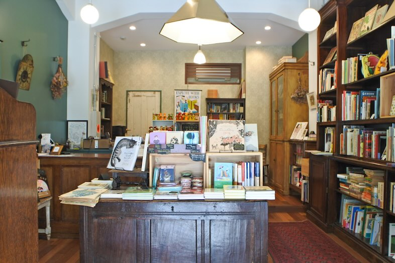 Frobergue｜イギリスの書斎や書店を彷彿とさせる内装