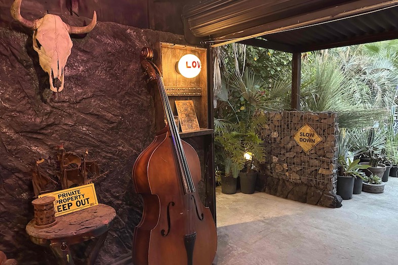 EGT｜目を惹くコントラバスと、BARのような雰囲気で撮影のできる背景