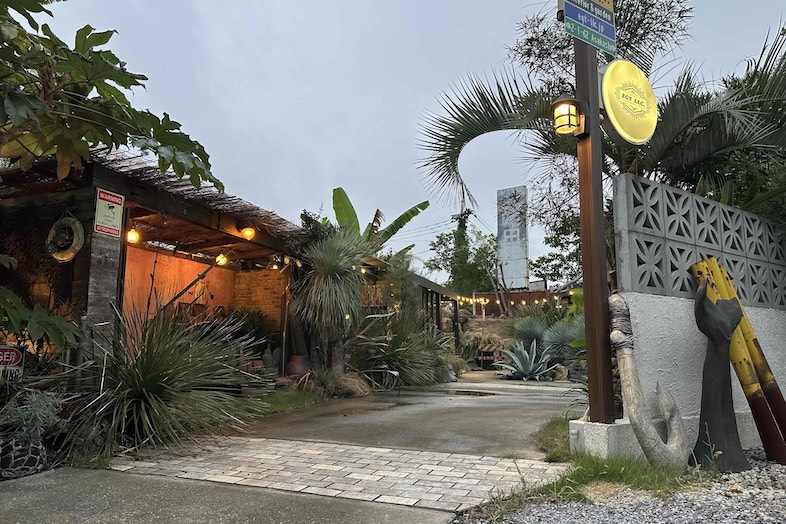 EGT｜看板や小物までこだわり抜いた空間が広がっています