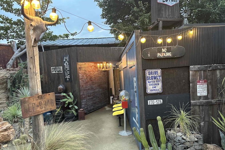 EGT｜まるでアミューズメントパークかのような空間