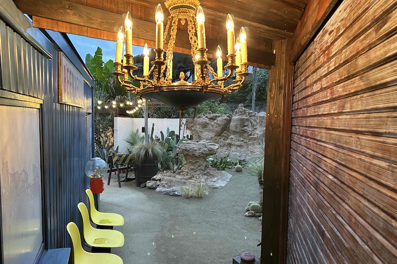 EGT｜シャンデリアの光が空間全体に広がり、非日常を演出します