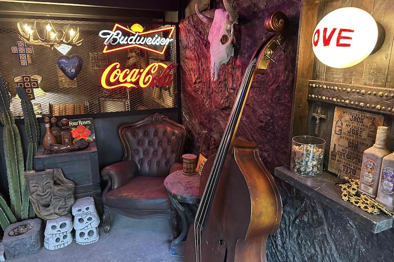 EGT｜背景となる個性的な家具や小物が充実