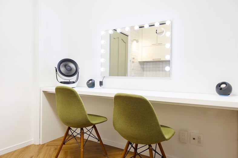 Studio Mekuru｜【3F Make Room】白を基調にした清潔感あるメイクルームは撮影前の支度やフィッティングにも最適
