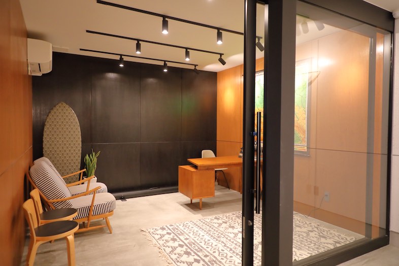 The PIER｜【1F ガレージ】ガラス扉で仕切ることができるガレージエリア