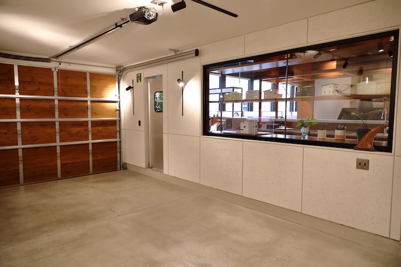 The PIER｜【1F ガレージ】ガレージから見たラウンジエリア