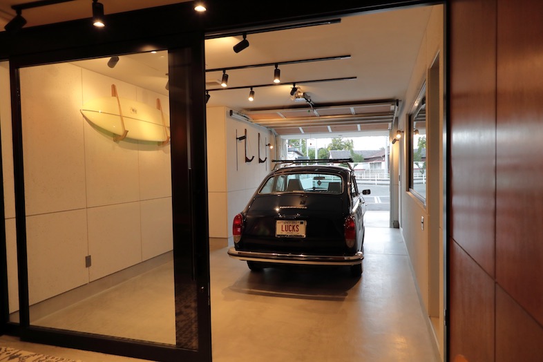 The PIER｜【1F ガレージ】ガレージエリアから見た駐車場