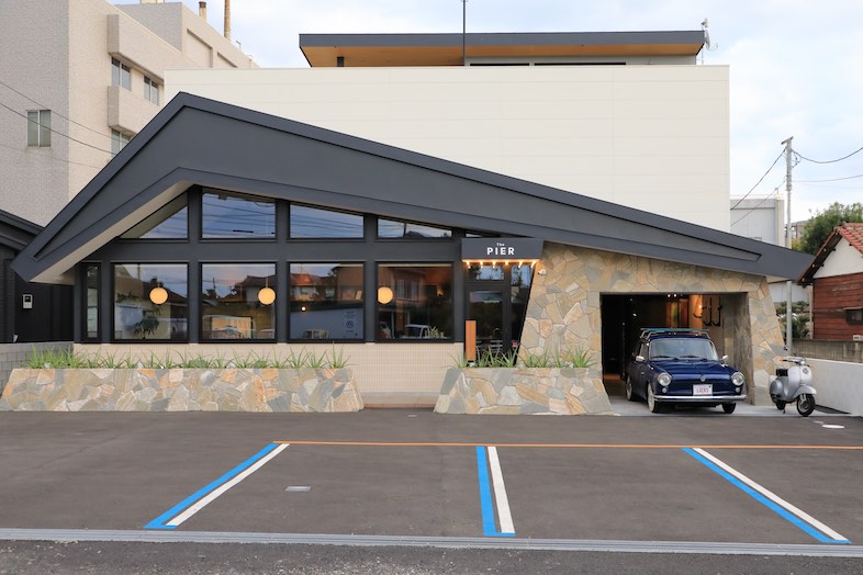 The PIER｜【外観 &駐車場】開閉可能なガレージ