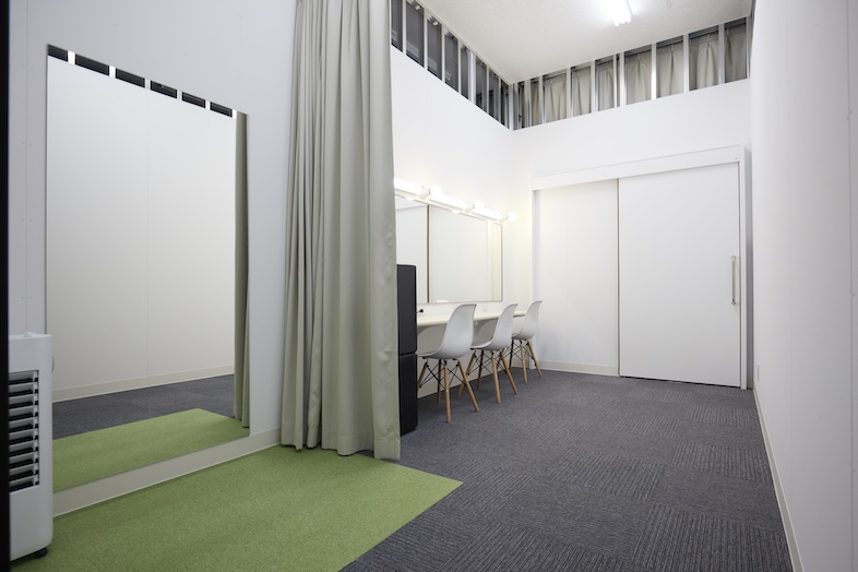 海岸通りスタジオ｜明るく機能的なメイクルーム＆更衣室