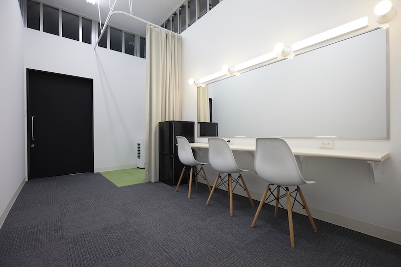 海岸通りスタジオ｜複数人でのヘアメイクもスムーズな広々としたメイクスペース