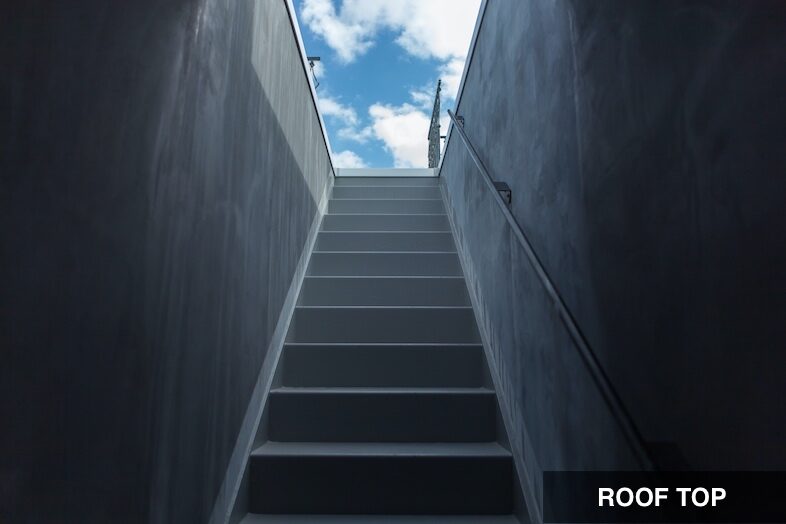 EASE -世田谷砧-｜【ROOFTOP】屋上へ続く階段
