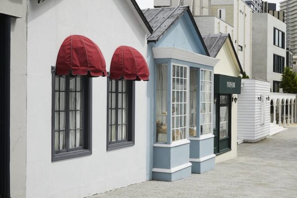 赤色の可愛らしいショップファサードは、海外の街角を歩くようなファッション撮影やブランドビジュアルに
