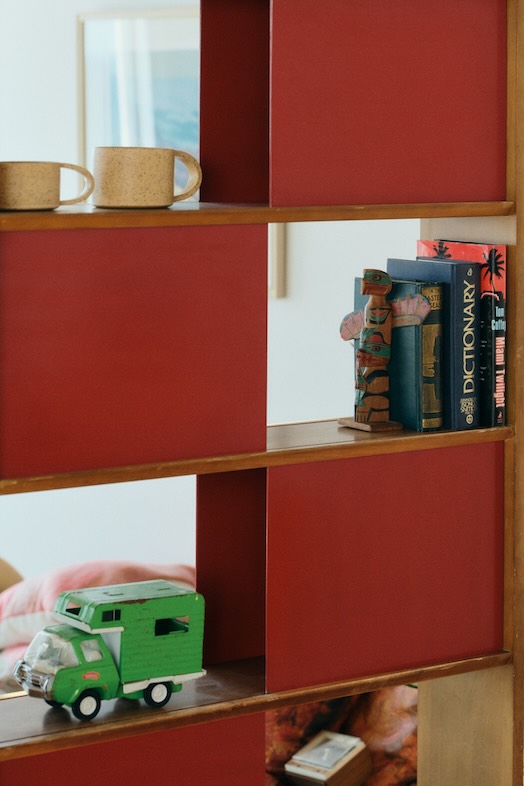 The NOON 七里ヶ浜スタジオ｜アクセントカラーの赤が映える本棚