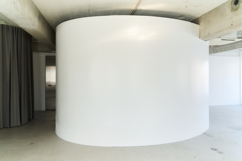 falo studio｜ホワイト壁とグレーカーテンの組み合わせ