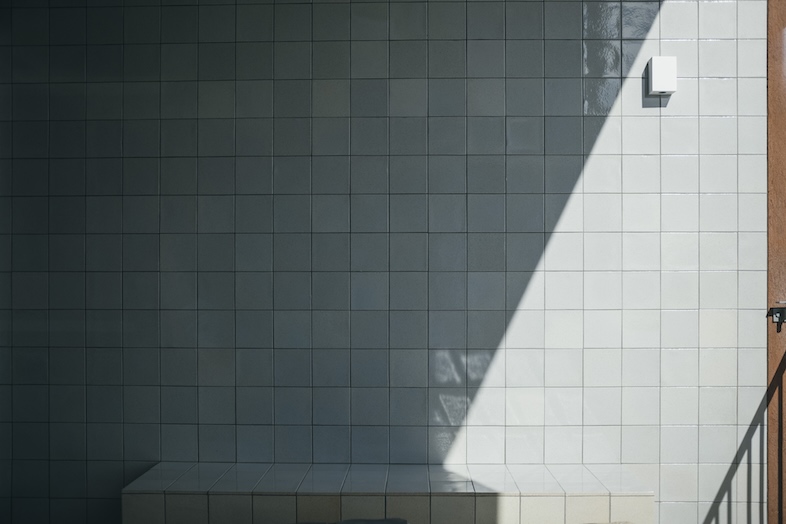 TACTILE HOUSE OSAKA｜【2F】光とテラスタイルのコントラストが美しい壁面