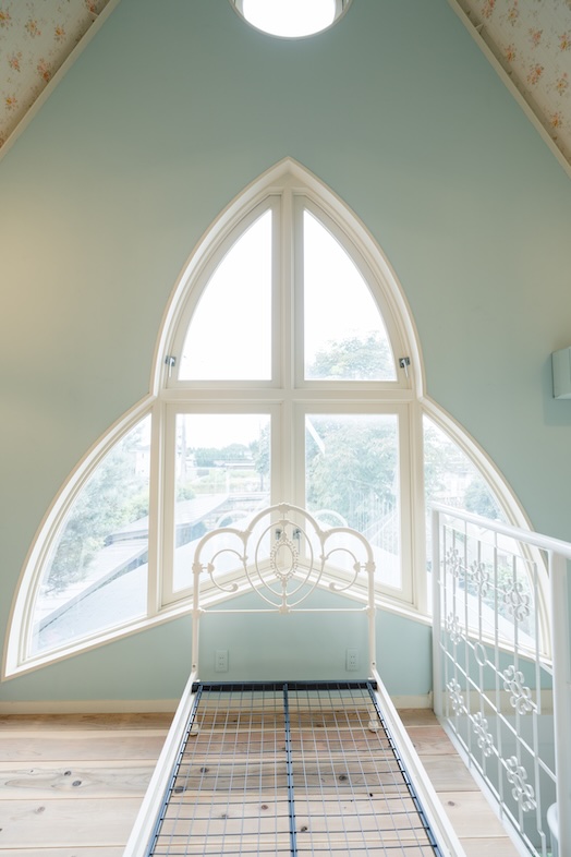 swantail chapel｜【内装】クロスの窓は、1カットが絵になるスポット