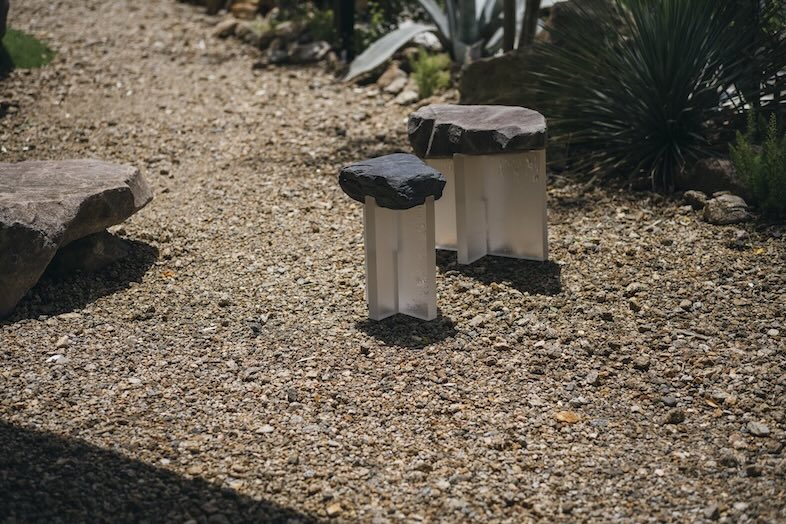 TACTILE HOUSE OSAKA｜【庭】砂利とスツールのある庭