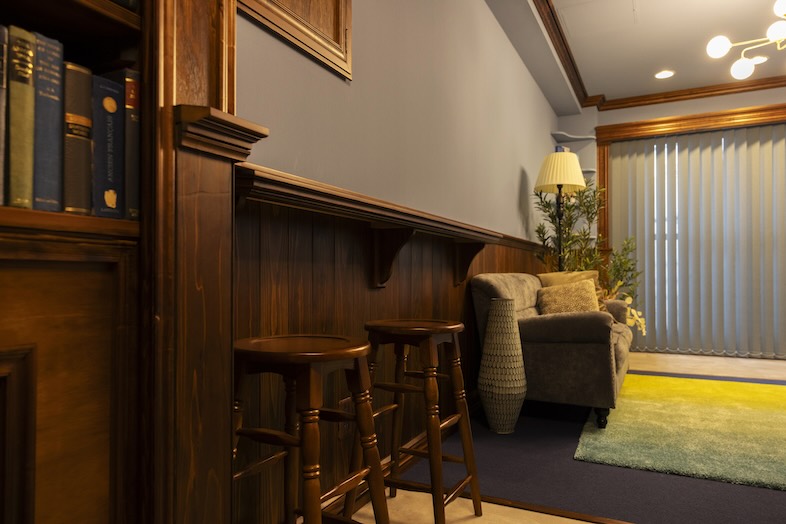 Studio Mekuru｜【3F Archive】木の質感とグレーソファが織りなす静かな空間は、書庫から自然に続く世界観でトークや MV にも最適