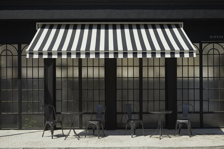 EASE 目黒 -OLD AVENUE-｜モノトーンのストライプオーニングとガラス張りの店舗外観は、カフェシーンや海外ロケ風のライフスタイル撮影に