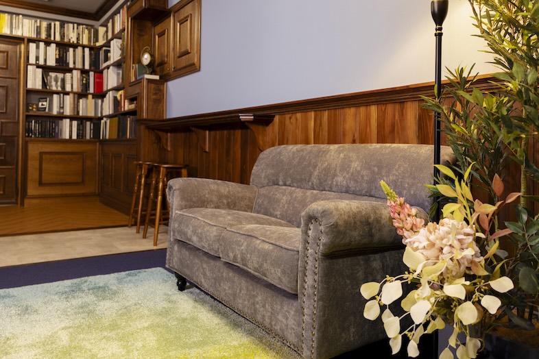 Studio Mekuru｜【3F Archive】書庫とラウンジをつなぐ奥行きある空間はブランドムービー・対談シーンに最適