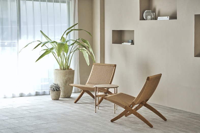 BASK Yushima｜観葉植物と編み込みチェア、陰影を活かしたアパレルカットに