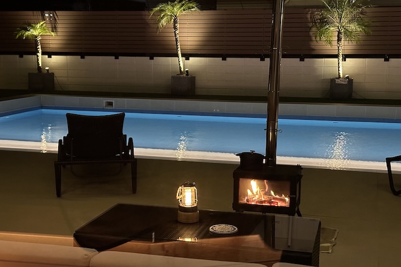 海彩テラス熱海別邸｜【屋外施設】プールサイドの薪ストーブとキャンドルの灯りが、まるで映画のようなロマンティック雰囲気を演出