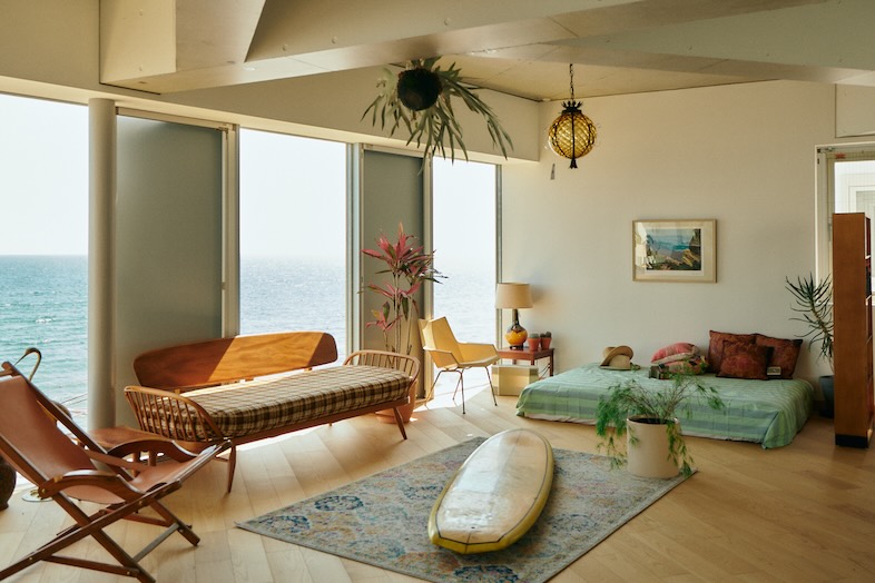 The NOON 七里ヶ浜スタジオ｜大開口の窓から海を望む明るいリビング