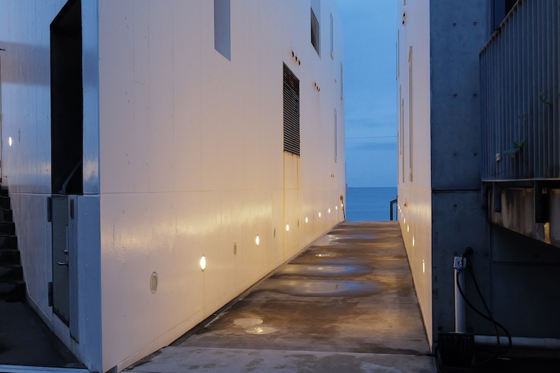 The NOON 七里ヶ浜スタジオ｜海へ続く道が幻想的な1枚に