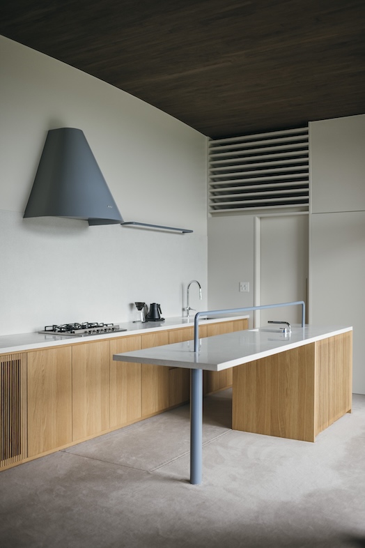 TACTILE HOUSE OSAKA｜【2F】左官研ぎ出し天板のキッチンカウンターは、料理シーンやライフスタイルカットにぴったり