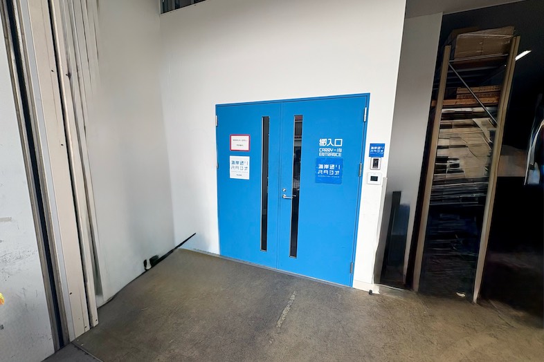 海岸通りスタジオ｜搬入口