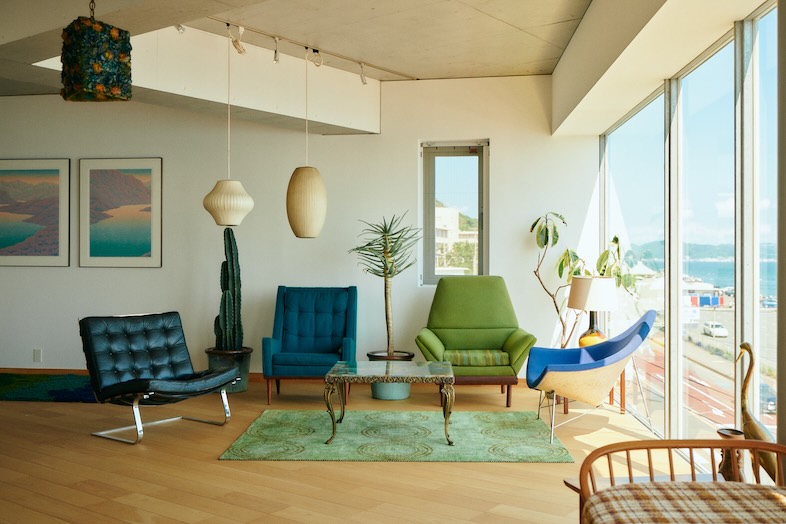 The NOON 七里ヶ浜スタジオ｜ミッドセンチュリー期のヴィンテージ家具と自然光がマッチした広々リビング