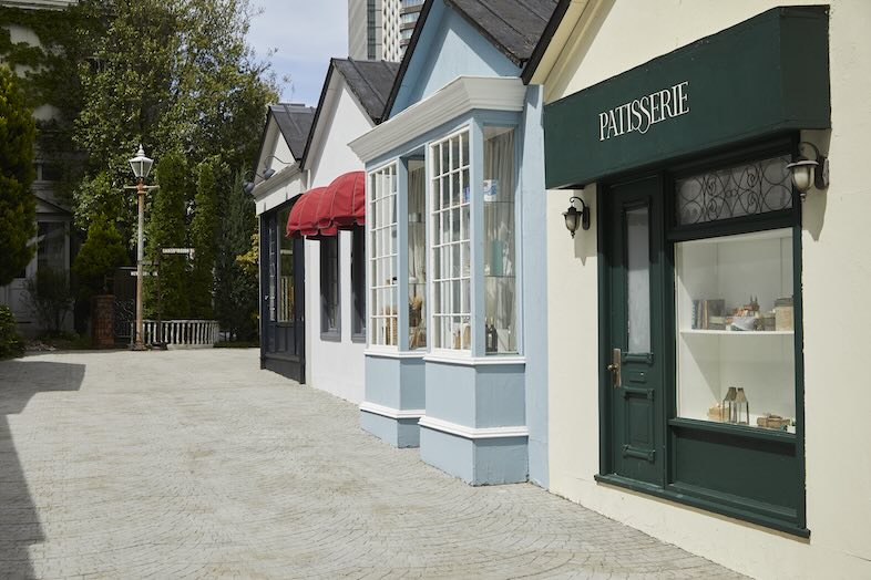 EASE 目黒 -OLD AVENUE-｜PATISSERIEのサインが映えるショップファサードのほか映えるポイントが多数