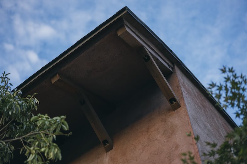 TACTILE HOUSE OSAKA｜【外観】軒先のフォルムが美しく、建築ディテールが冴える屋根