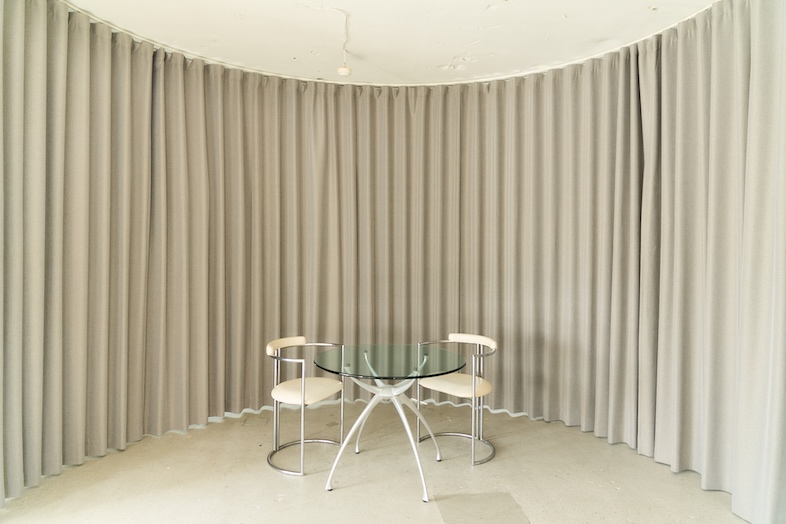 falo studio｜半円状の重厚感のあるグレーカーテン