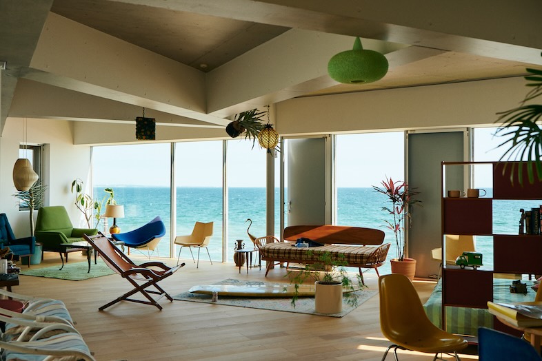 The NOON 七里ヶ浜スタジオ｜西海岸風のリビング全景